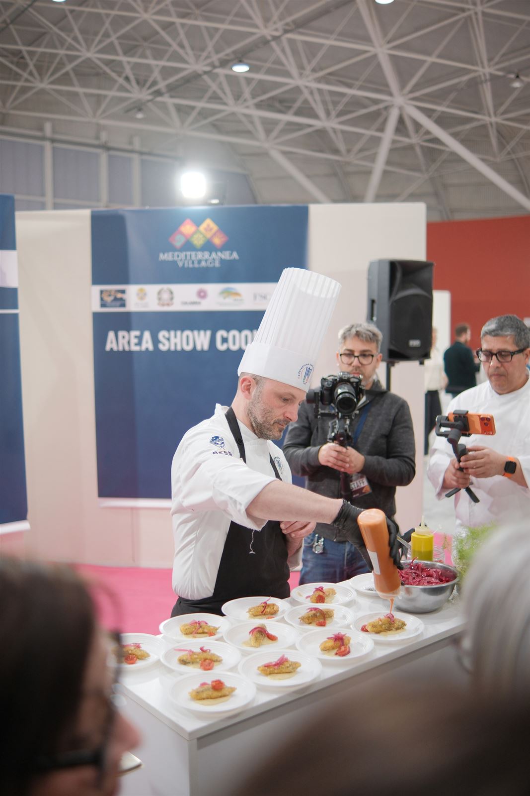 Chef impiattano assaggi nell’area show cooking