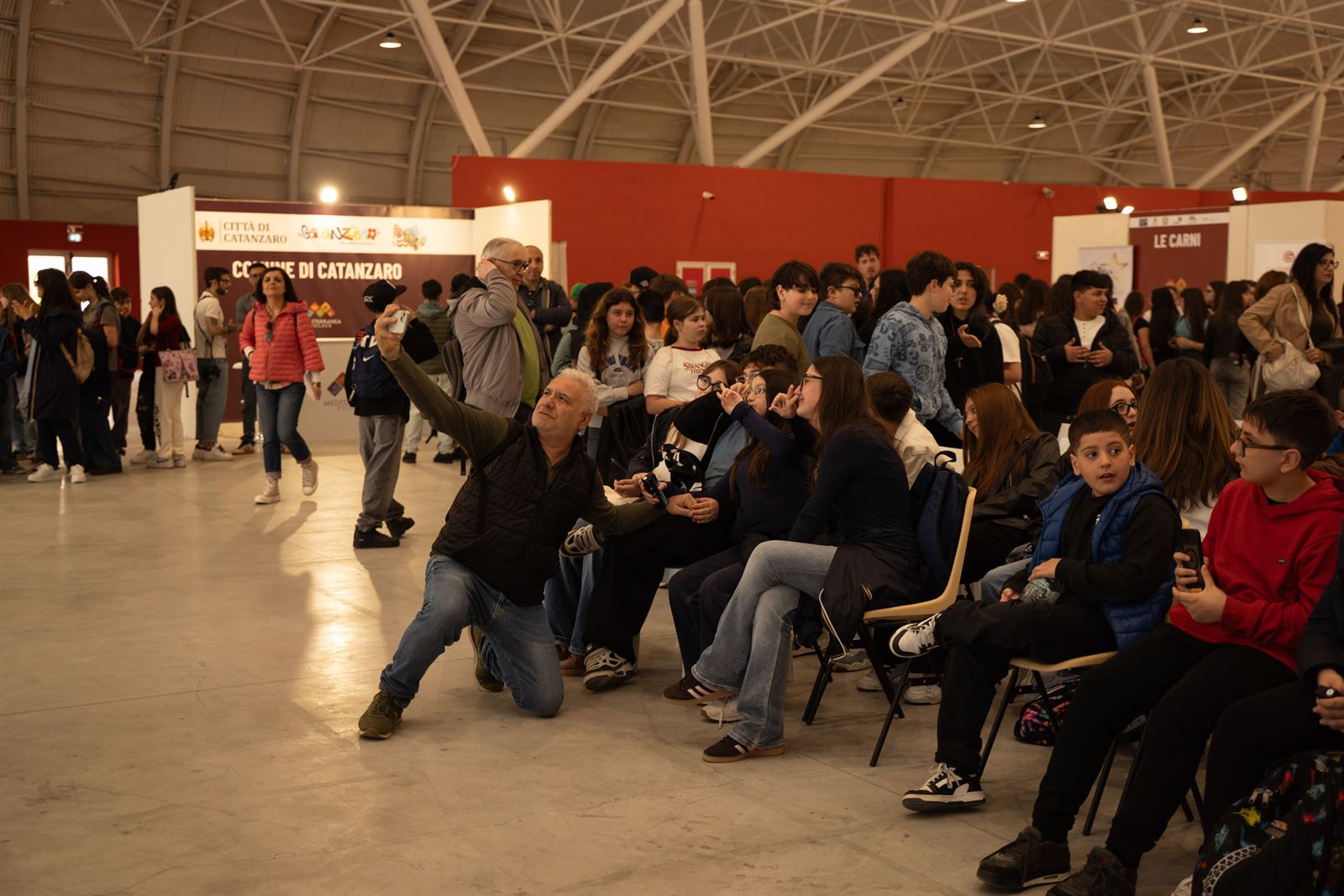Studenti partecipano a un talk quiz nel padiglione
